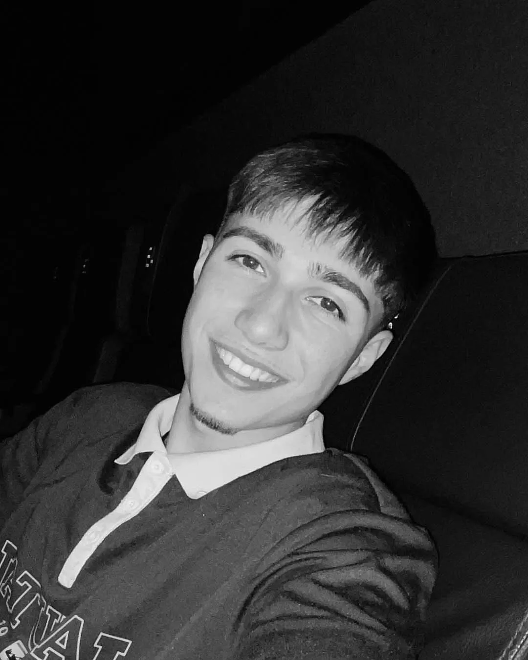 Retrato de Darío Fernández sonriendo, en blanco y negro.